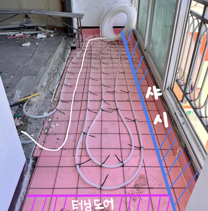 베란다 확장부 바닥에 깐 아이소핑크 단열재와 철망 위에 고정한 난방 배관